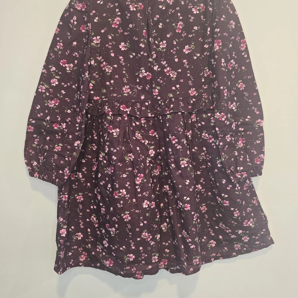 Gap long sleeve Floral smocked dress in a size 5.  New with tags.